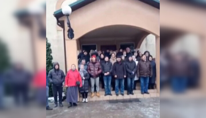 Громада Михайлівського храму УПЦ в Бородянці молиться біля церковного будинку. Фото: скриншот відео Telegram-каналу «Дозор на "Першому Козацькому"»