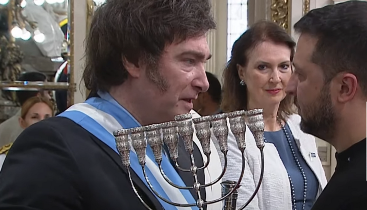 Javier Milei presented Zelensky with a menorah. Photo: a video screenshot of the YouTube channel "Todo Noticias"