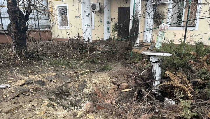 Воронка от снаряда на территории архиерейского подворья в Херсоне. Фото: pravoslavie.ks.ua