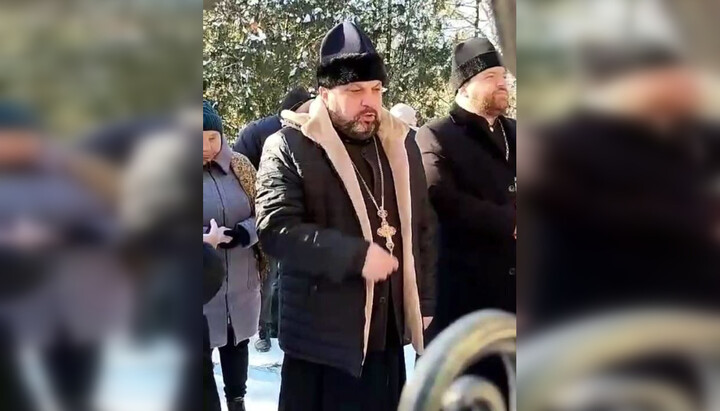 «Священнослужители» ПЦУ «молятся» перед отобранной у православных святыней. Фото: скриншот видео TikTok-канала СПЖ
