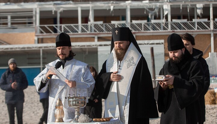 Чин освящения воды на берегу Черного моря в Одессе. Фото: facebook.com/iliyamonastery