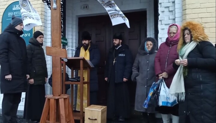Богослужение у лаврского храма прп. Сергия Радонежского. Фото: скриншот видео Telegram-канала «Перший Козацький»
