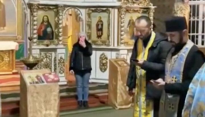 "Prayer service" of the OCU in the UOC church in Sokyriany. Photo: UOJ
