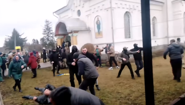 Attack on parishioners in Lenkivtsi by OCU thugs. Photo: Chernivtsi Diocese's FB