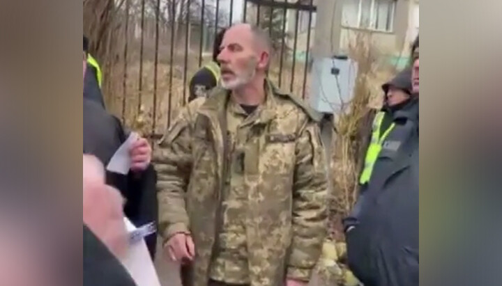 Клірик ПЦУ «хреститься» латинською літерою V. Фото: «Дозор на "Першому Козацькому"»