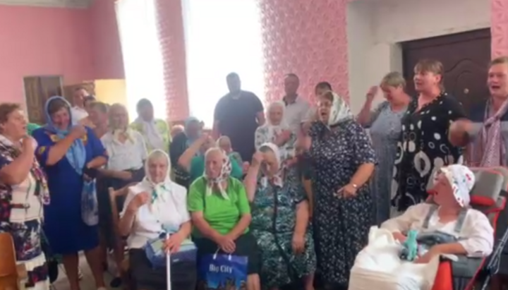 Meeting regarding the "transfer" of the UOC to the OCU in the village of Vornychany. Photo: Screenshot from video t.me/dozor_kozak1