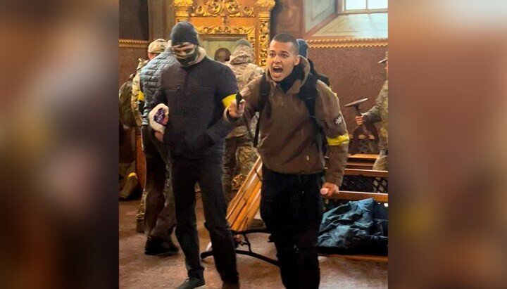 Pshenychnyi aiming a pistol at UOC parishioners in the Cherkasy cathedral. Photo: Karas' Telegram channel