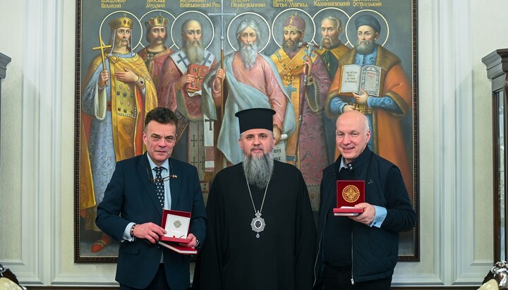 Dumenko presents awards to Czech senators. Photo: pomisna.info