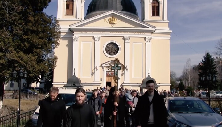 Religious procession in Chernivtsi. Photo: Screenshot from t.me/orthobuk