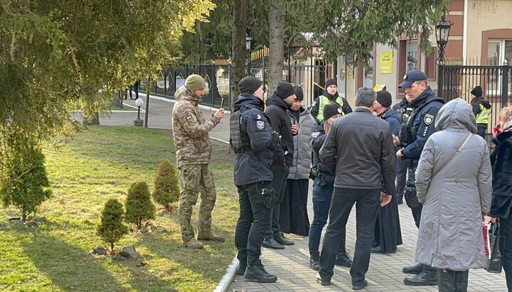 Near the UOC temple in honor of the icon of the Mother of God "Burning Bush" in Cherkassy. Photo: Dozor