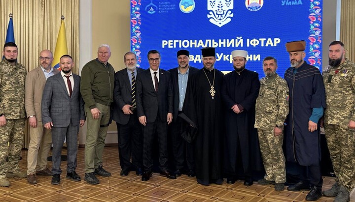 Theodor Orobets (center, wearing a cross) with iftar participants. Photo: facebook.com/od.eparchy