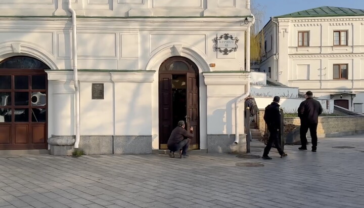 A representative of the Ministry of Culture is changing the lock at the entrance to the Near Caves in the Lavra. Photo: screenshot t.me/nikita_chekman