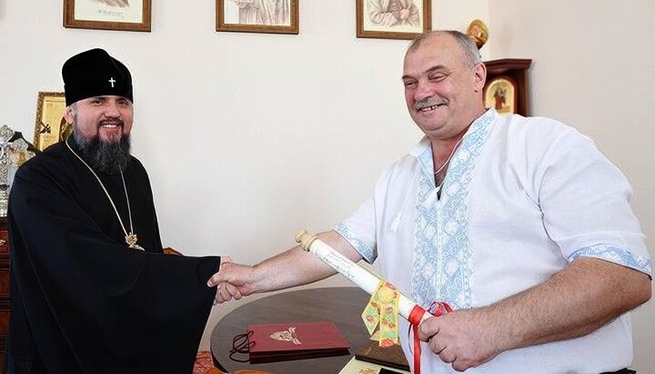 The veterinarian from the relics inspection commission found to be a recipient of OCU honors. Photo: Hlushchenko's Facebook page
