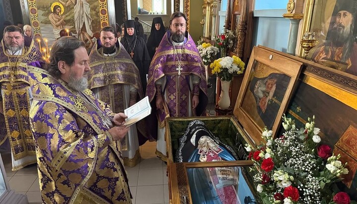 Θεία Λειτουργία την ημέρα της 18ης επετείου της εύρεσης των λειψάνων του αγίου Βαρσανοφίου. Φωτογραφία: Επισκοπή Χερσώνας.