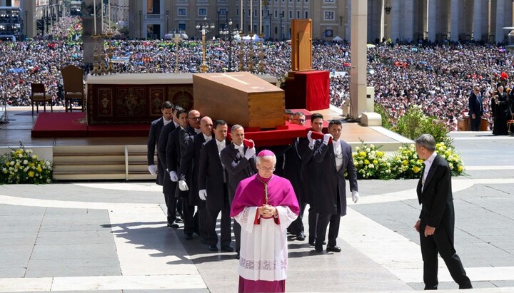 Vynášení rakve z baziliky Zdroj: Vaticannews