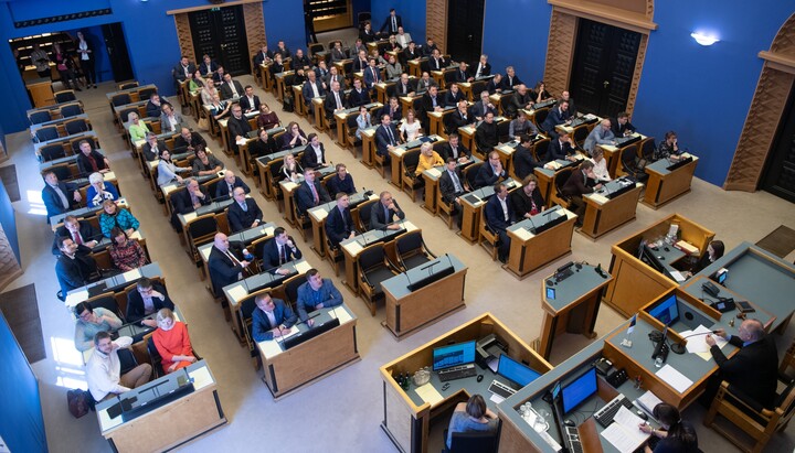 Estonský parlament Zdroj:https://www.google.com/url?sa=i&url=https%3A%2F%2Fwww.riigikogu.ee%2Fen%2Fsitting-reviews%2Friigikogu-formed-two-study-committees-two-delegations%2F&psig=AOvVaw2zQ-SSYSzYHh1LzrQxsSka&ust=1746537002318000&source=images&cd=vfe&opi=8