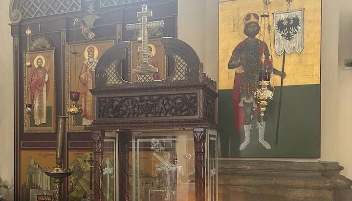 Konec svíčkového kouře v kostelech? Ochrana fresek novými svícny