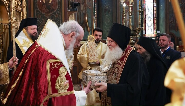 Rumunský patriarcha Danijil se klaní ctihodné hlavě svatého Jana Zlatoústého, přivezené ze Svaté Hory Athos Zdroj: orthodoxianewsagency