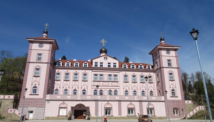 monastýr sv. Václava a sv. Ludmily v Loděnicích Zdroj: Turistika.cz