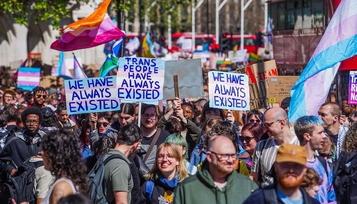 Účastníci demonstrace proti verdiktu soudu, který rozhodl, že pojmem „žena“ v zákoně o rovnosti z roku 2010 se rozumí biologická žena. Zdroj:SeznamZprávy
