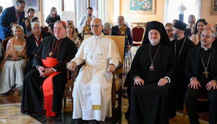 Papež Lev XIV. v Castel Gandolfu s účastníky ekumenické pravoslavně-katolické pouti ze Spojených států. (Zdroj: VATICAN MEDIA)