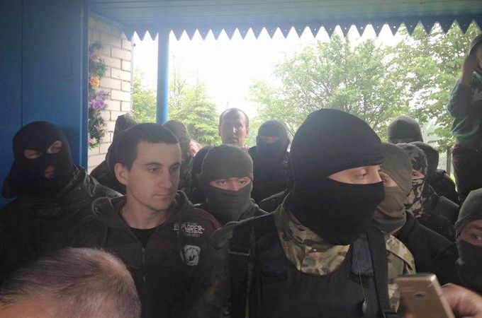 "Right sector" boasts of selfie in the seized UOC church in Kolosovaya
