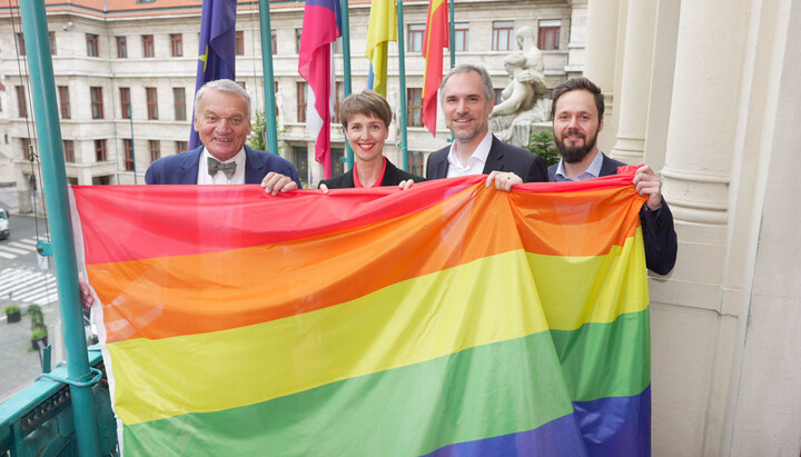 Primátor Prahy Bohuslav Svoboda a radní magistrátu s LGBT+ vlajkou. Zdroj: vinegret.cz