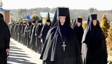 Proč mniši nosí černou? Hluboký smysl oděvu