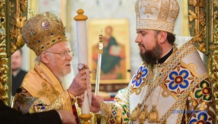 Patriarcha Bartoloměj předává Tomos Epifanijovi Dumenkovi. Zdroj:Zn.ua