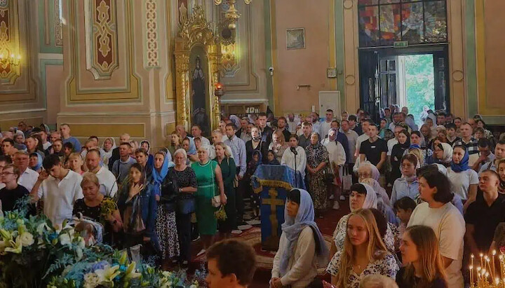 Věřící v katedrále sv. Marie Magdalény ve Varšavě. Zdroj: orthodox.pl