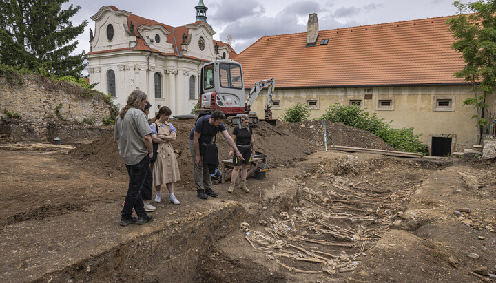 Prezentace válečných hrobů za účasti profesorky Erici Charters. Zdroj: NPÚ
