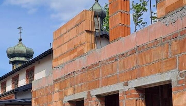 Jak se staví farní dům v Poznani?