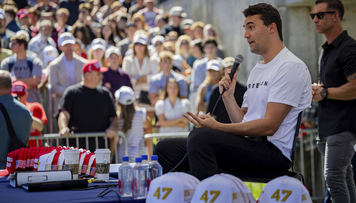 Americký konzervativní aktivista a influencer Charlie Kirk (na snímku z mítinku před střelbou) 10. září 2025.  AP/Tess Crowley
