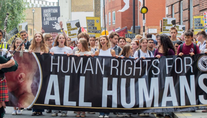Mládež na „Pochodu za život“ ve Velké Británii. Foto: thecatholicherald.com