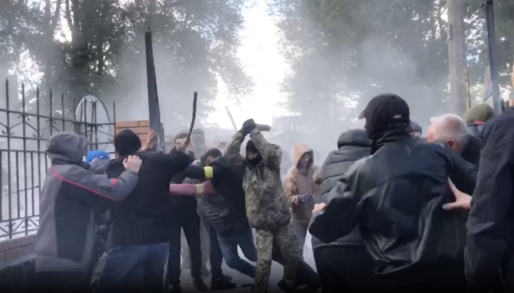 Útok bojovníků PCU na chrám v Čerkasech. Zdroj: SPN