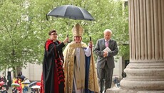 Arcibiskupkou z Canterbury a první ženou v čele anglikánů je S. Mullallyová