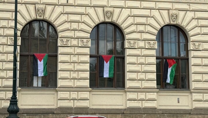 Palestinské vlajky na budově UMPRUM. Zdroj: novinky.cz