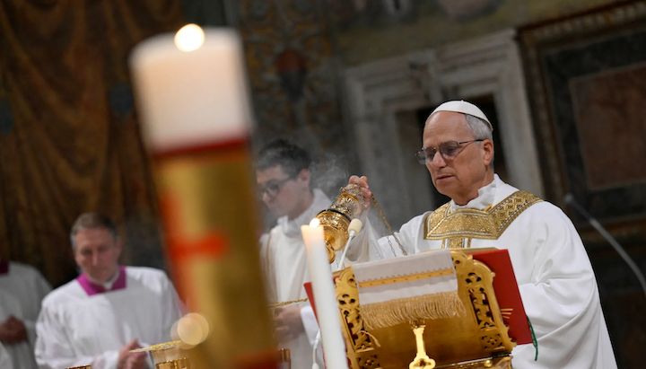 Papež Lev XIV. slouží mši v Sixtinské kapli ve Vatikánu. Zdroj: Reuters