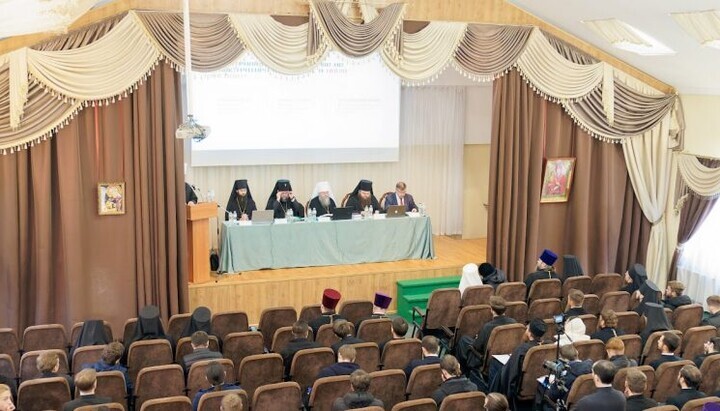 Konference v KDAiS. Foto: web KDAiS