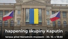 Demonstranti symbolicky vrátili ukrajinskou vlajku na Národní muzeum