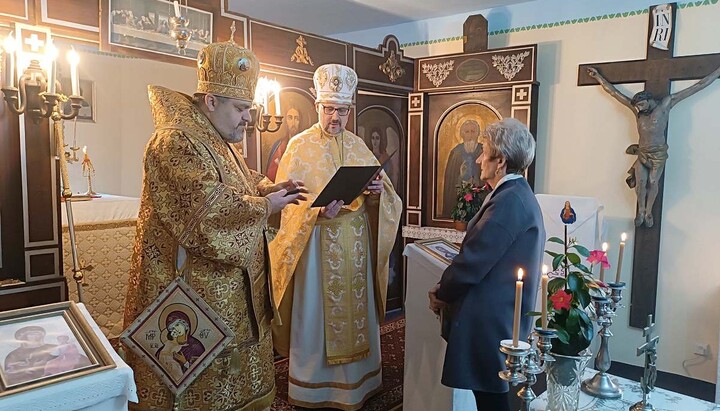Biskup Izaiáš uděluje řád svatého Gorazda sestře Soňi Cinegrové. Zdroj: web OBPE