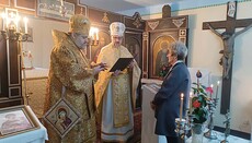 Biskup Izaiáš uděluje řád svatého Gorazda během chrámového svátku.