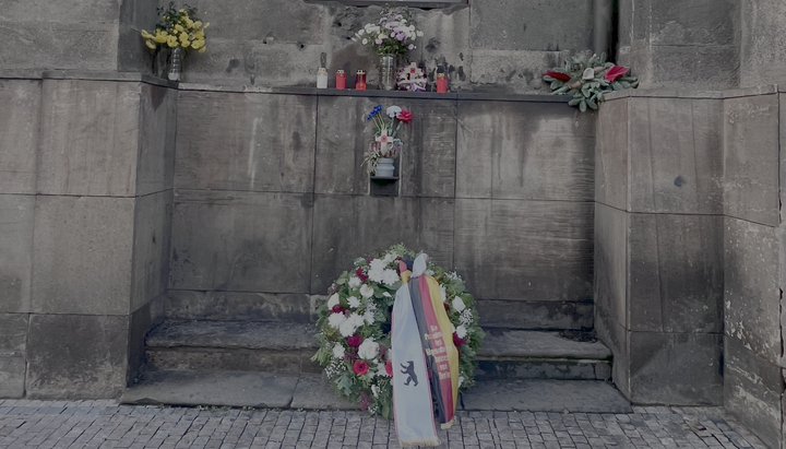 Věnec před katedrálním chrámem