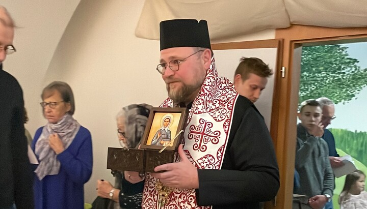 Arcibiskup Juraj s ostatky a ikonou sv. Olgy. Zdroj: FB MKPE