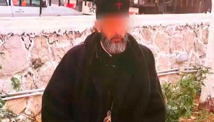 Falešný „kněz“, který se vydával za arcibiskupa, u budovy chrámu v Aténách. Zdroj: Athens News