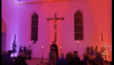 Katolický kněz v kostýmu Drákuly vedl „halloweenské bohoslužby“ v Německu