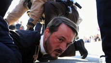 Modlitební protest u zařízení pro zadržování migrantů skončil násilím