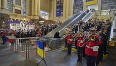 Česká Hradní stráž zahrála v Kyjevě před zakrvácenou vlajkou z roku 1968