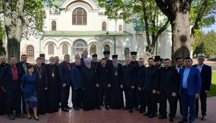 Zelenskyj a vyšetřovaný Černyšov s členy VRCCNO. Foto: web Kanceláře prezidenta