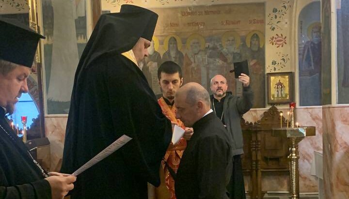 Proces postřižení na žalmistu. Zdroj: FB Pravoslavný chrám svatého Gorazda v Olomouci.